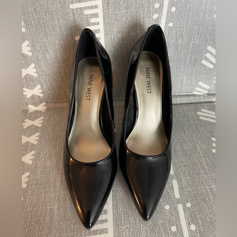 Size 7 nine west black pointed toe pumps